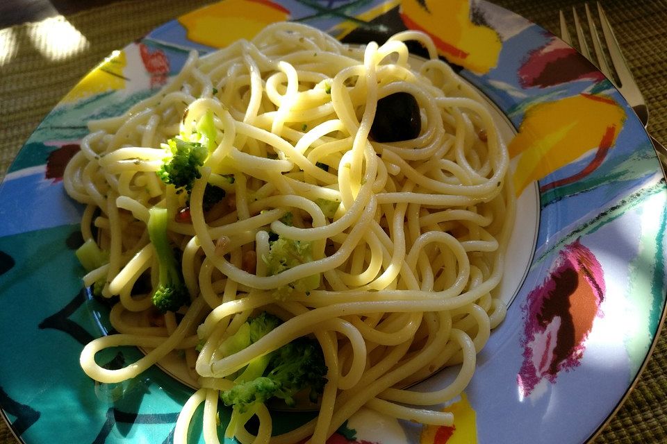 Spaghetti mit Brokkoli und schwarzen Oliven