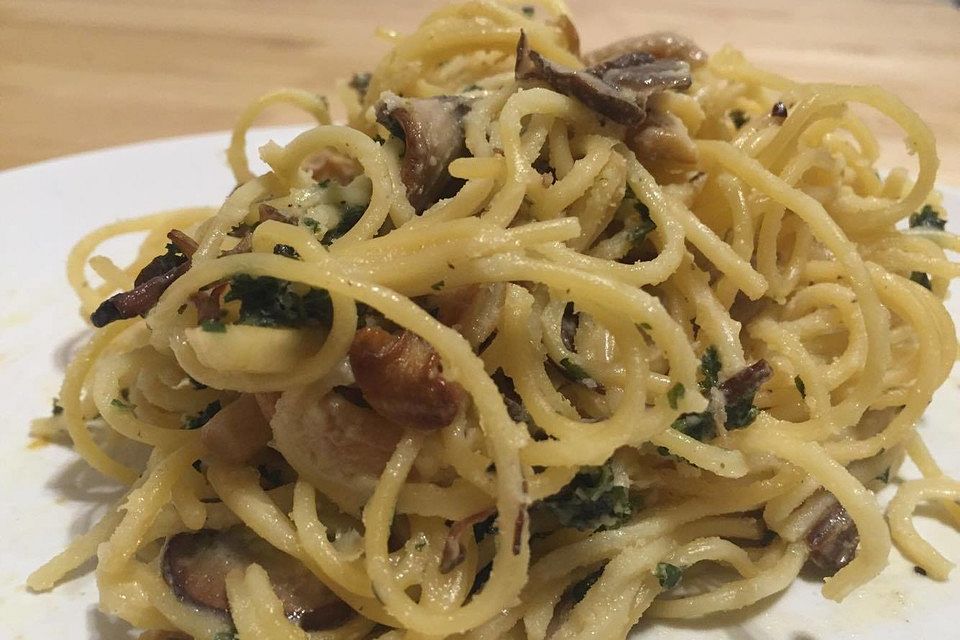 Spaghettini mit gebratenen Pilzen an Zitronen-Sahne-Sauce