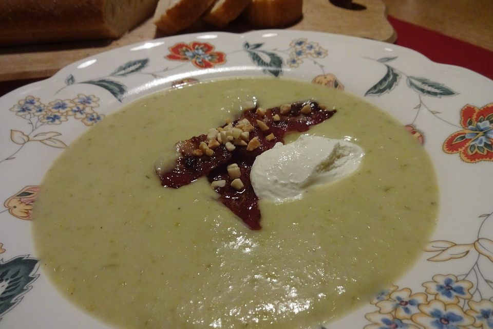 Feine Rosenkohlcremesuppe mit Speck