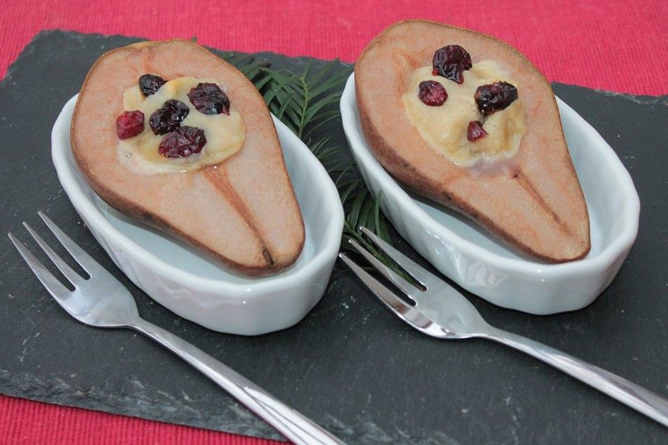 Bratbirnen gefüllt mit Marzipan, Mandeln und Cranberries