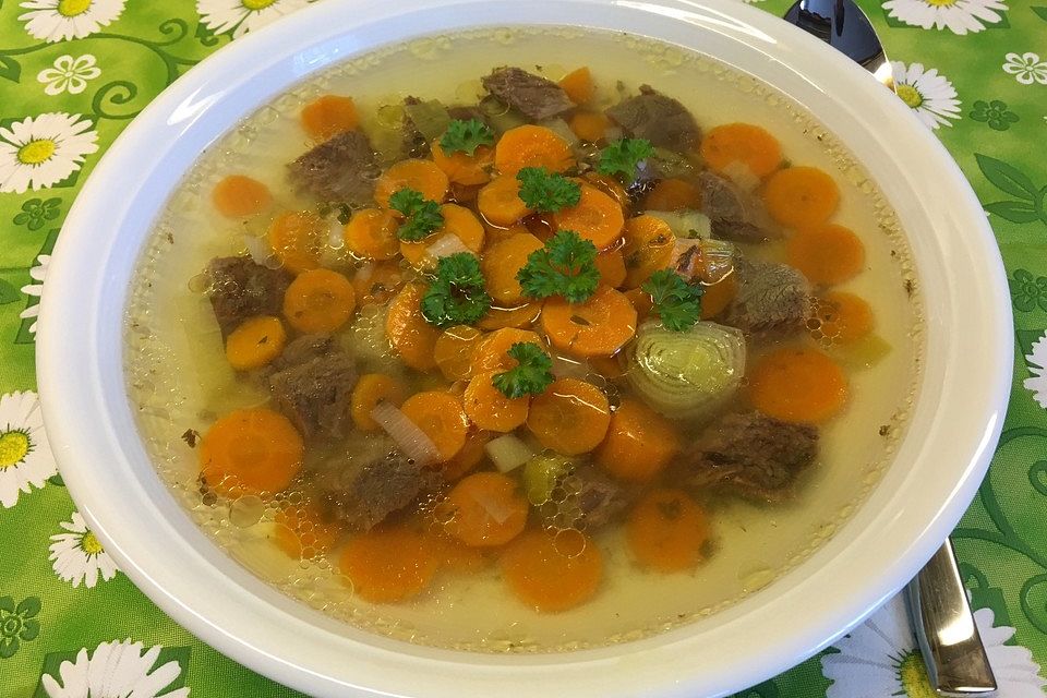 Rindfleischsuppe mit Gemüse