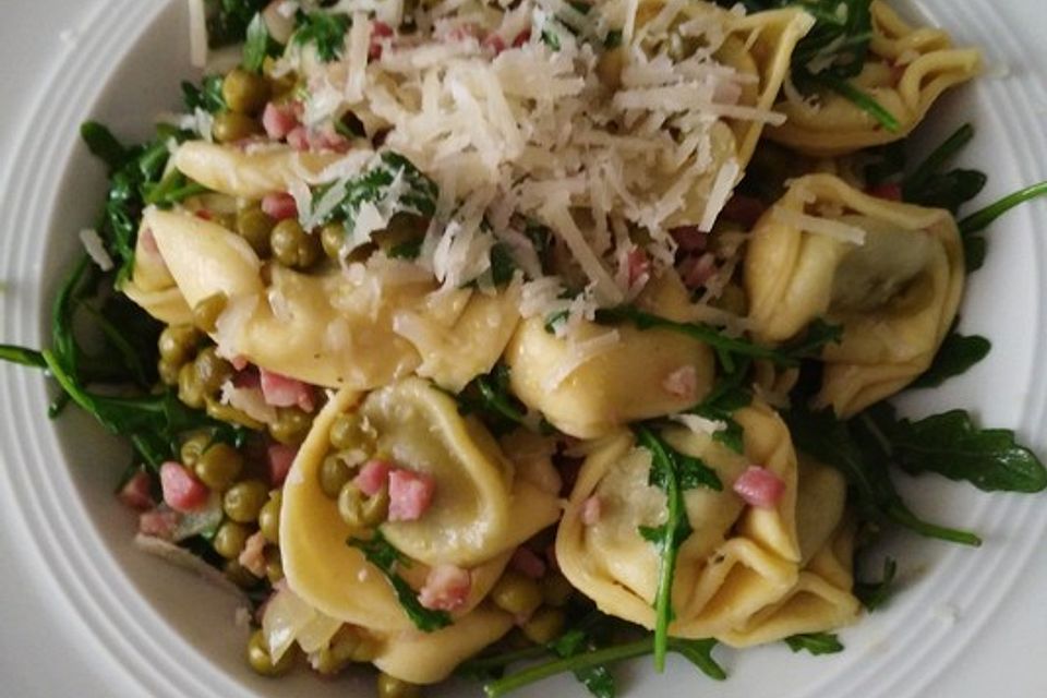 Frische Tortellini mit Erbsen und Rucola