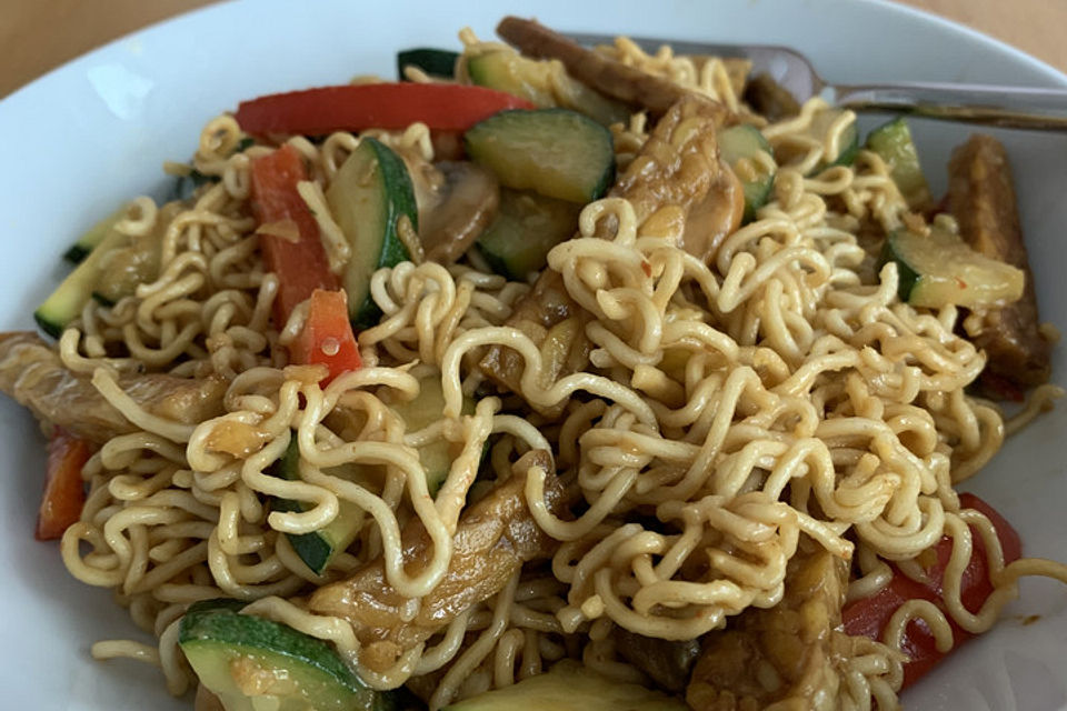 Vegane Mie-Nudelpfanne mit Tempeh und Erdnusssauce