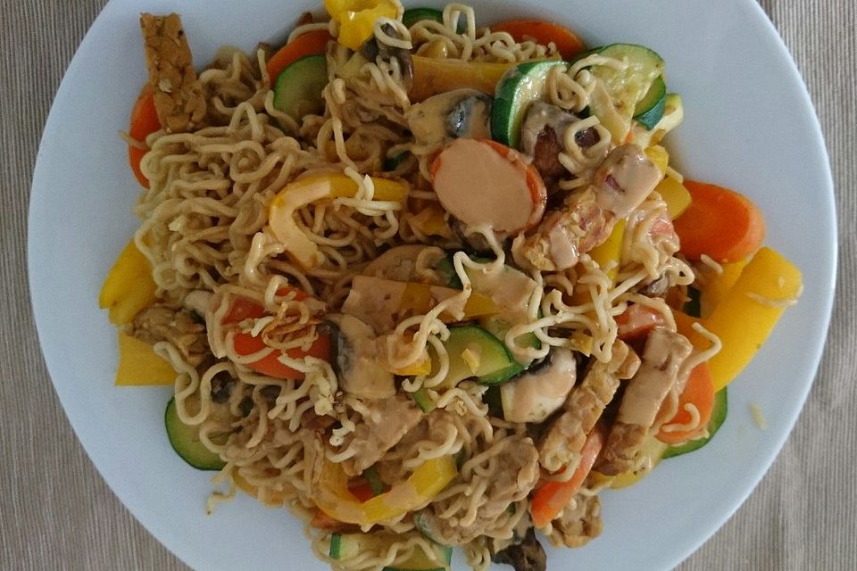 Vegane Mie-Nudelpfanne mit Tempeh und Erdnusssauce