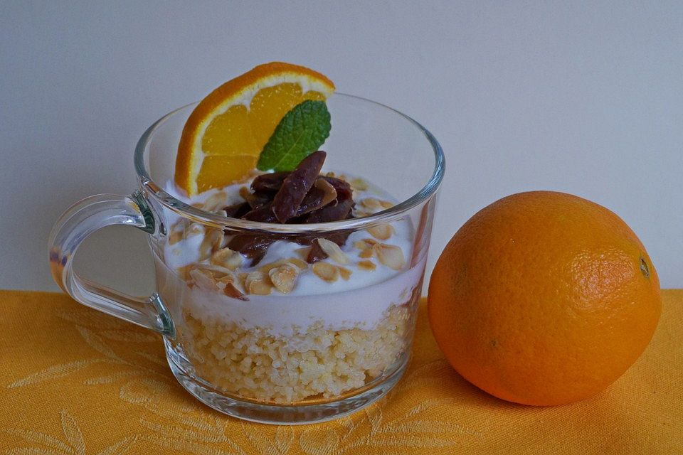 Couscous-Frühstück mit Datteln und Joghurt