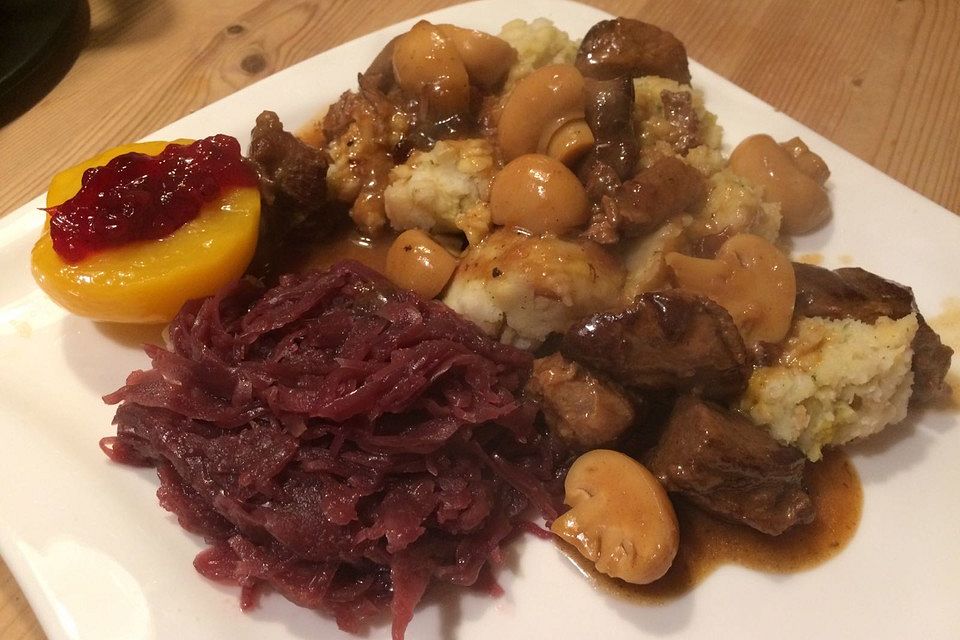 Wildschweingulasch mit Champignons