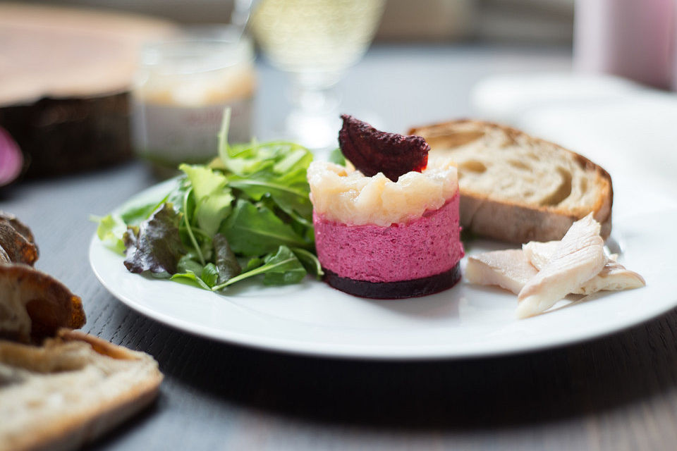 Schalottis Rote-Bete-Mousse mit Forelle und Zwiebelconfit