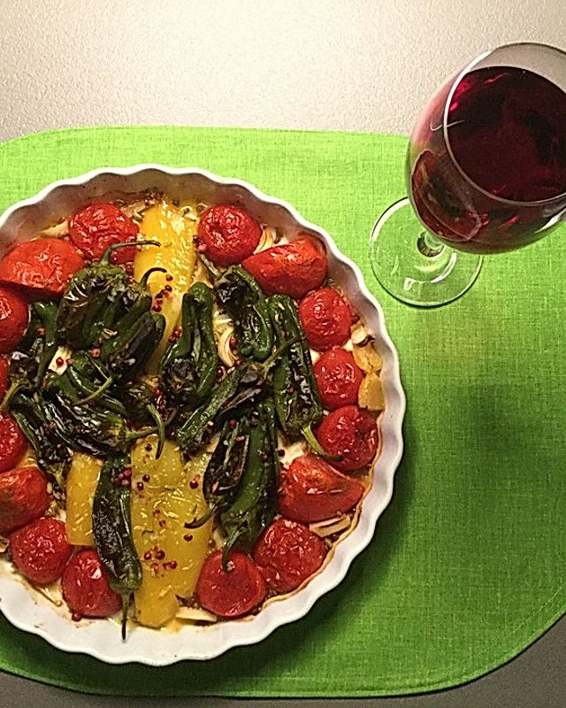 Tomaten und Paprika mit Fenchelsamen und Knoblauch im Ofen gebacken