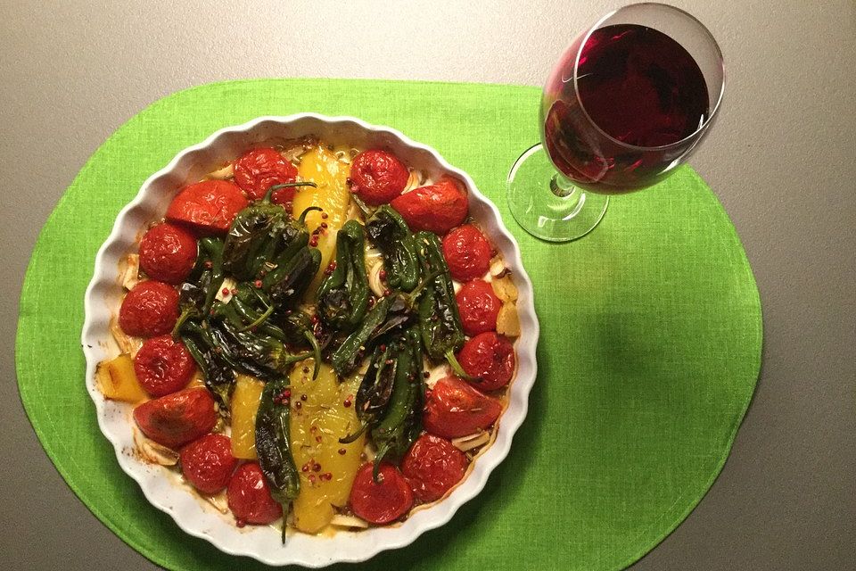 Tomaten und Paprika mit Fenchelsamen und Knoblauch im Ofen gebacken