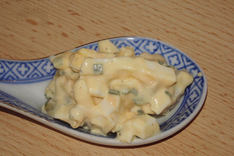 Eiersalat mit Knoblauch oder Bärlauchpesto und Gewürzgurken