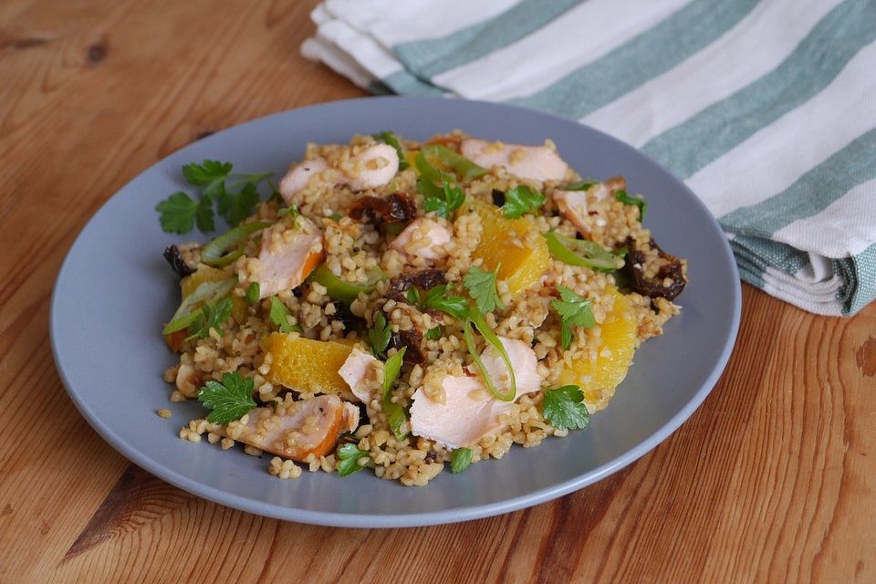 Bulgursalat mit Stremellachs, Orangen und getrockneten Tomaten