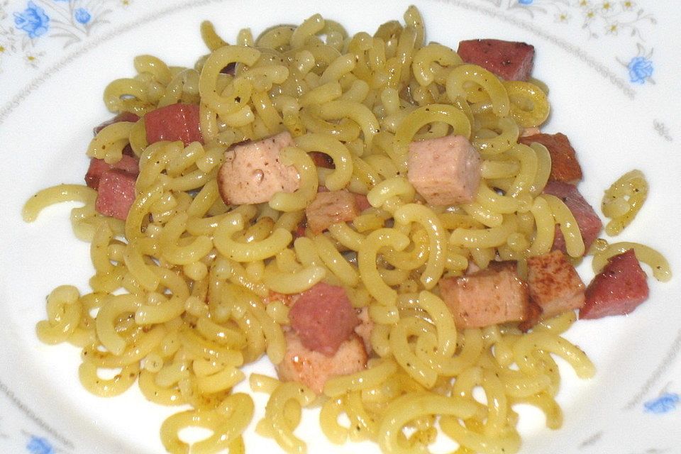 Gebratene Nudeln mit Leberkäse und Salami