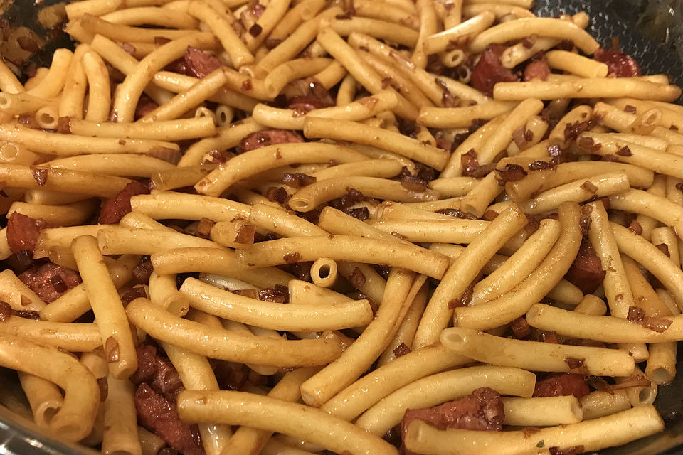 Gebratene Nudeln mit Leberkäse und Salami