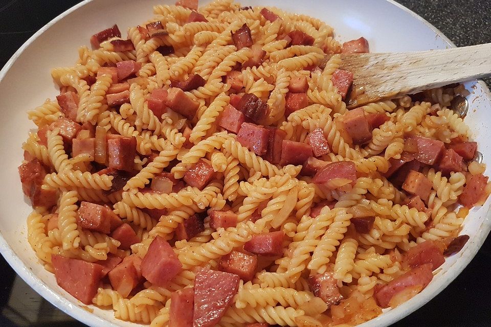 Gebratene Nudeln mit Leberkäse und Salami