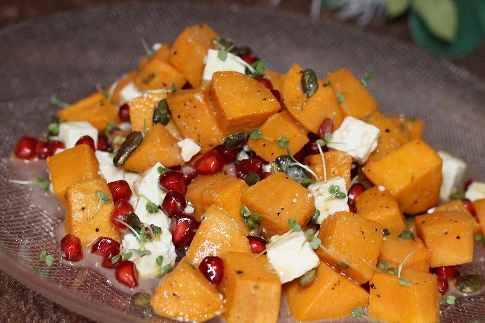 Süßkartoffelsalat mit Feta und Granatapfel