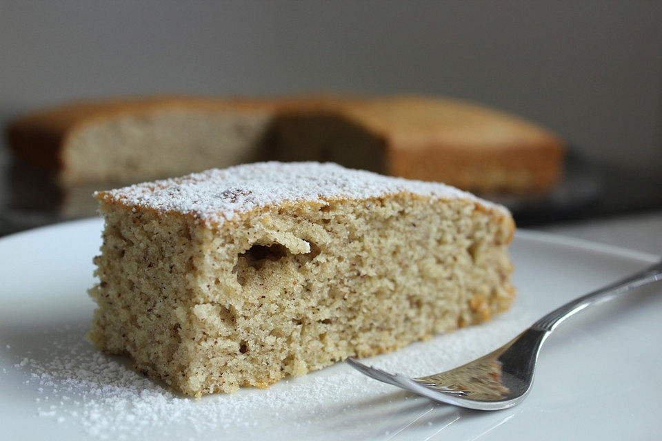 Einfacher, schneller Nusskuchen vom Blech