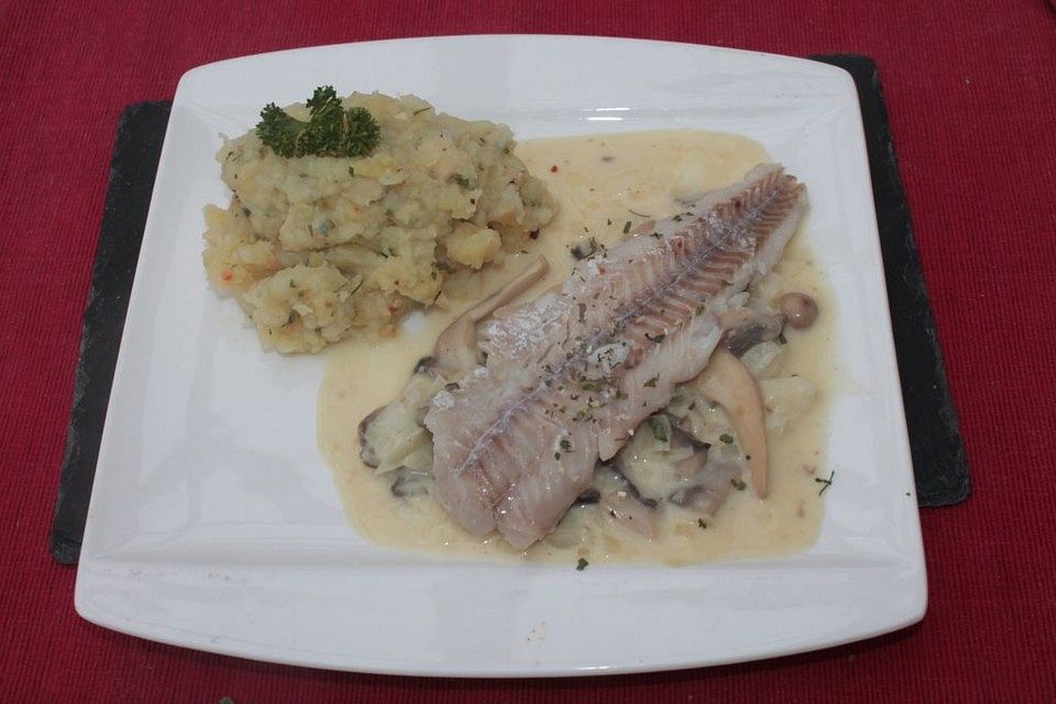 Seelachsfilets auf Champignon-Senf-Sahne-Sauce