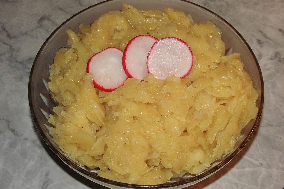 Schwäbischer Kartoffelsalat mit Fleischbrühe