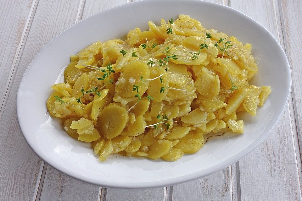 Schwäbischer Kartoffelsalat mit Fleischbrühe