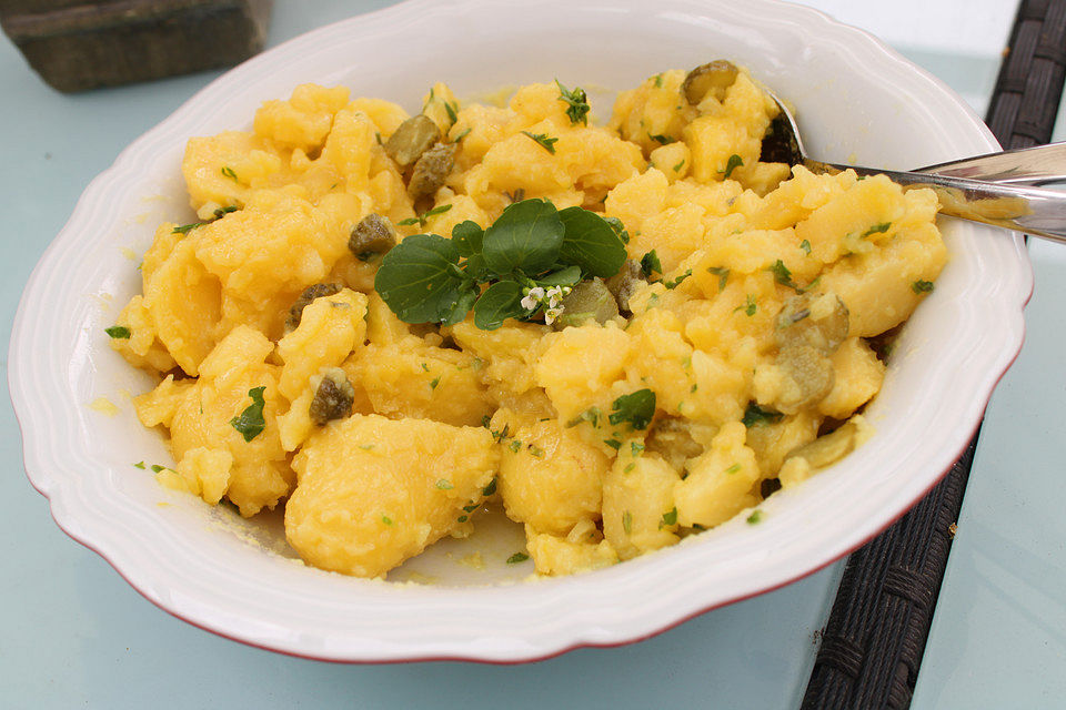 Schwäbischer Kartoffelsalat mit Fleischbrühe