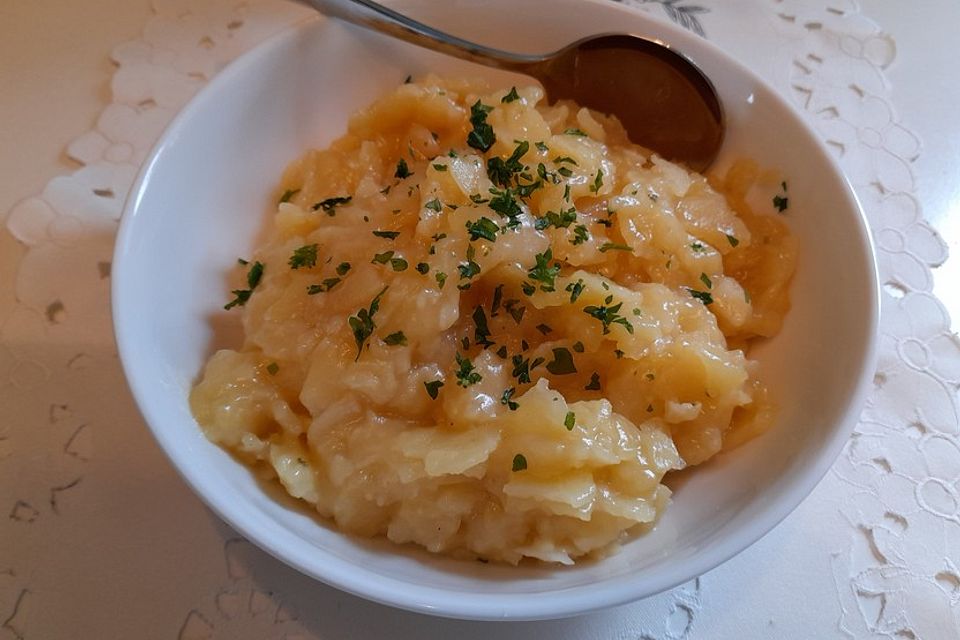 Schwäbischer Kartoffelsalat mit Fleischbrühe