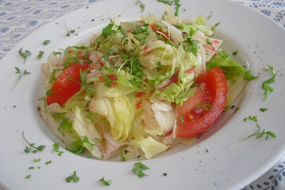 Blattsalat mit Johannisbeer-Senf-Dressing