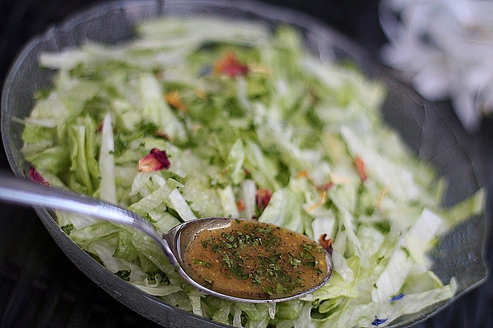 Blattsalat mit Johannisbeer-Senf-Dressing