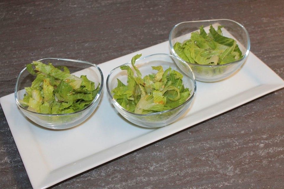 Blattsalat mit Johannisbeer-Senf-Dressing