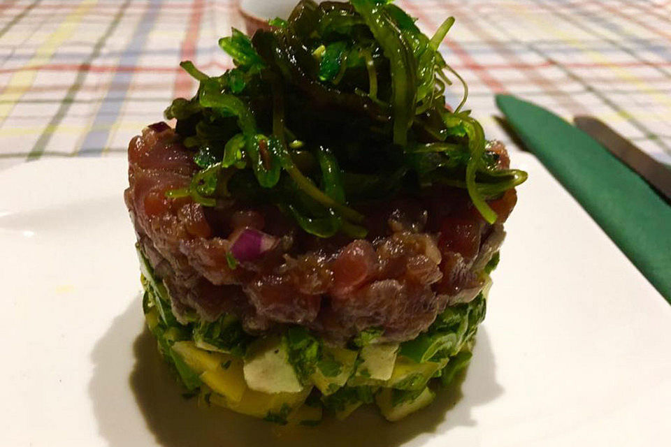 Thunfischtatar auf Mango-Avocado-Salat