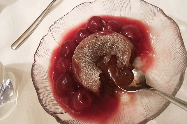 Schokoladen Soufflé mit Punschkirschen von Elejne-Akiko| Chefkoch