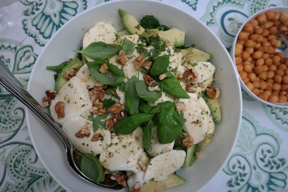 Avocado-Mozzarella-Walnuss Salat