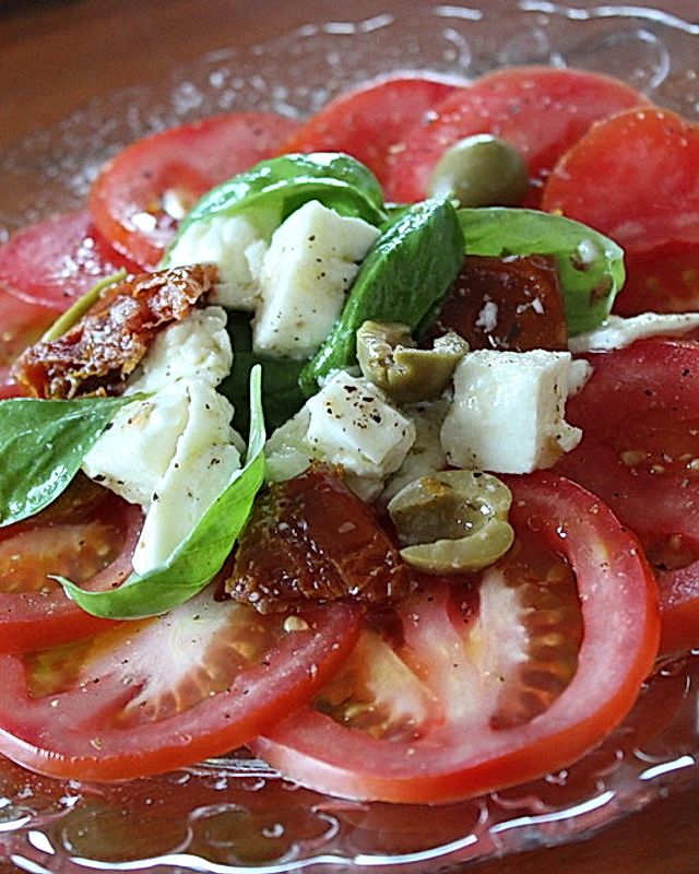 Tomaten-Carpaccio mit Mozzarella