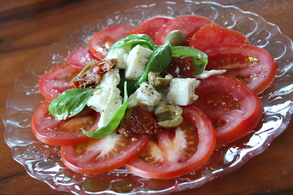 Tomaten-Carpaccio mit Mozzarella