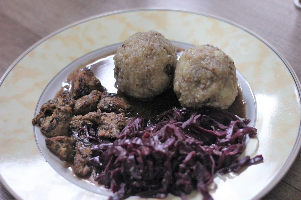 Vegane "Ente" mit Orangen-Rotkraut und Maronen-Kartoffelklößen