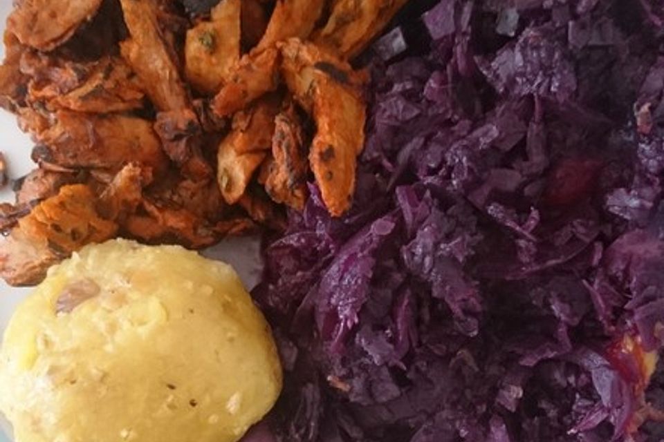 Vegane "Ente" mit Orangen-Rotkraut und Maronen-Kartoffelklößen