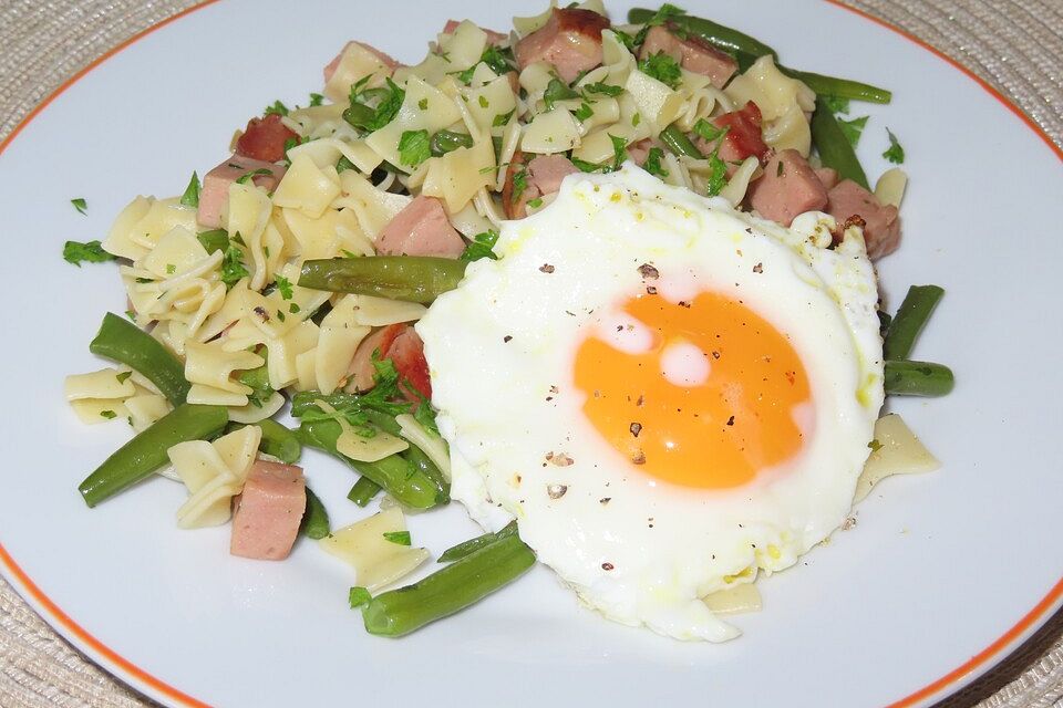 Fleckerlpfanne mit Bohnen, Leberkäse und Ei