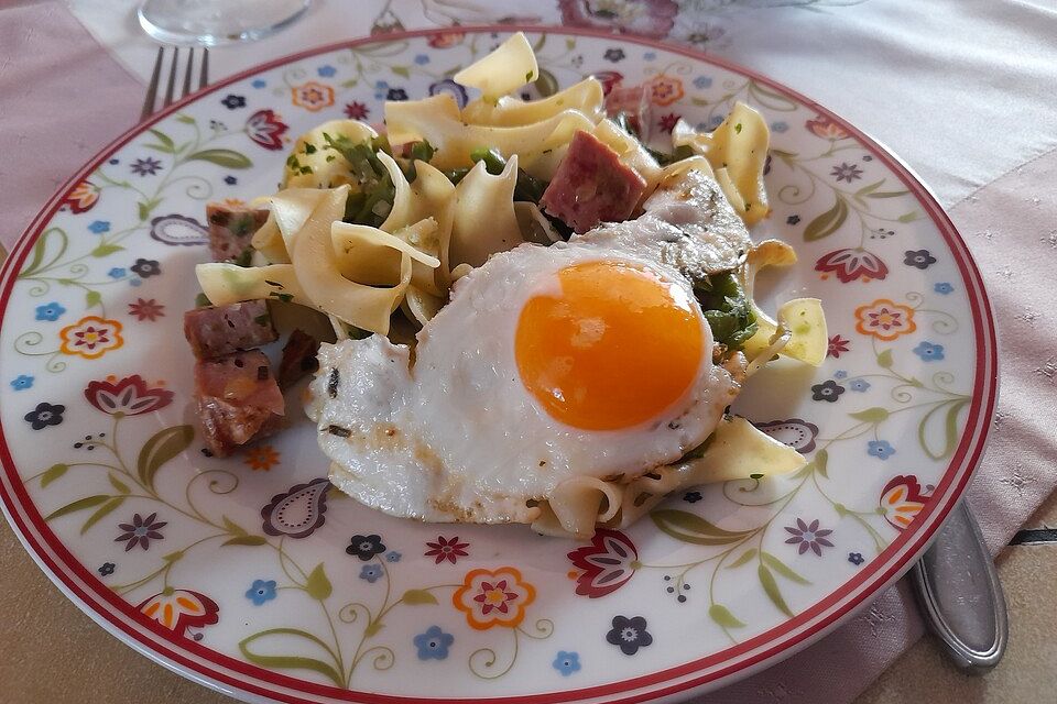 Fleckerlpfanne mit Bohnen, Leberkäse und Ei