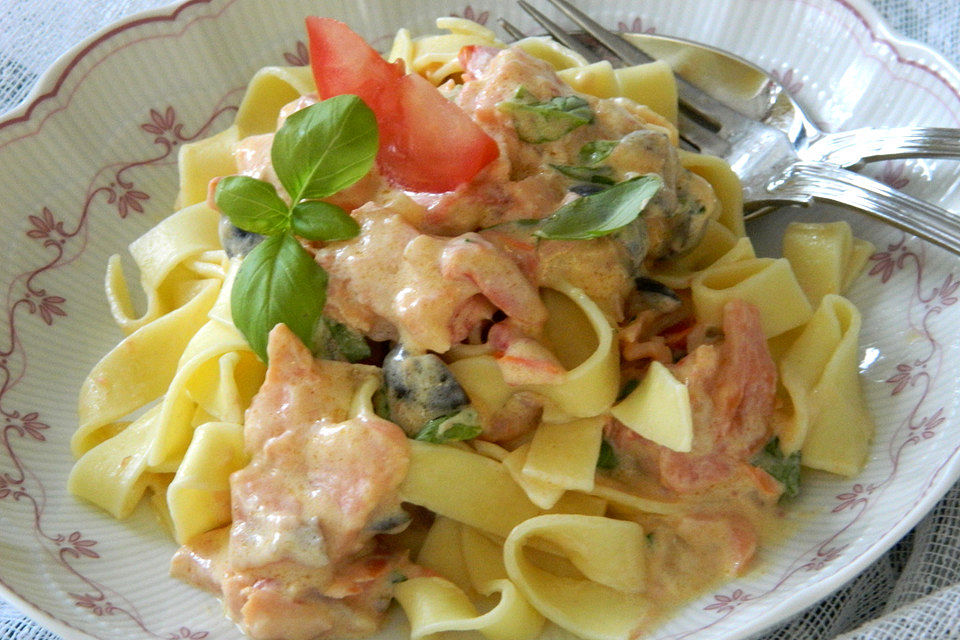 Nudeln mit Räucherlachs-Tomaten-Frischkäse-Soße