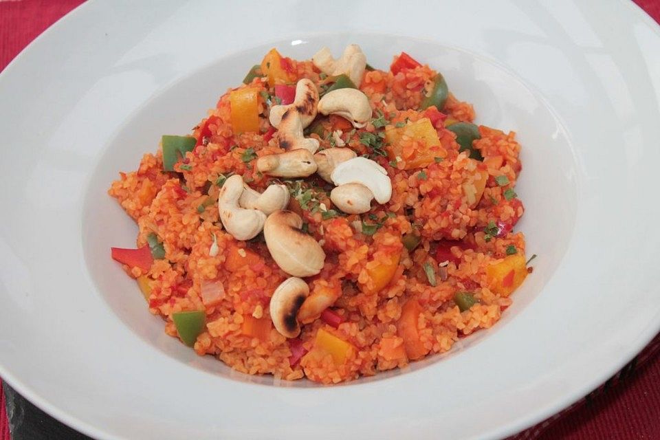 Scharfe rote Couscous-Paprika-Pfanne mit Cashewkernen