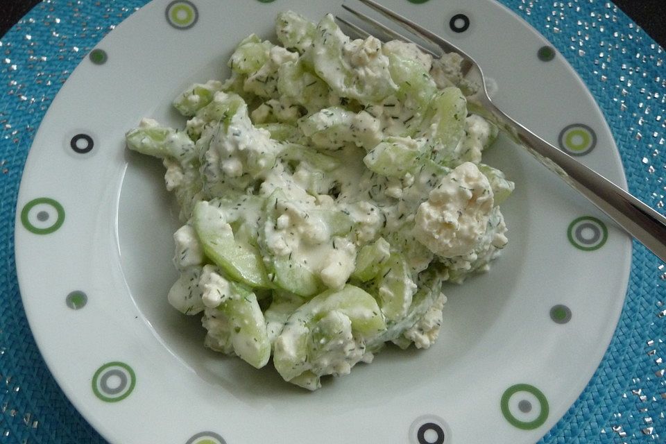 Cremiger Gurkensalat mit Feta und Sauerrahm