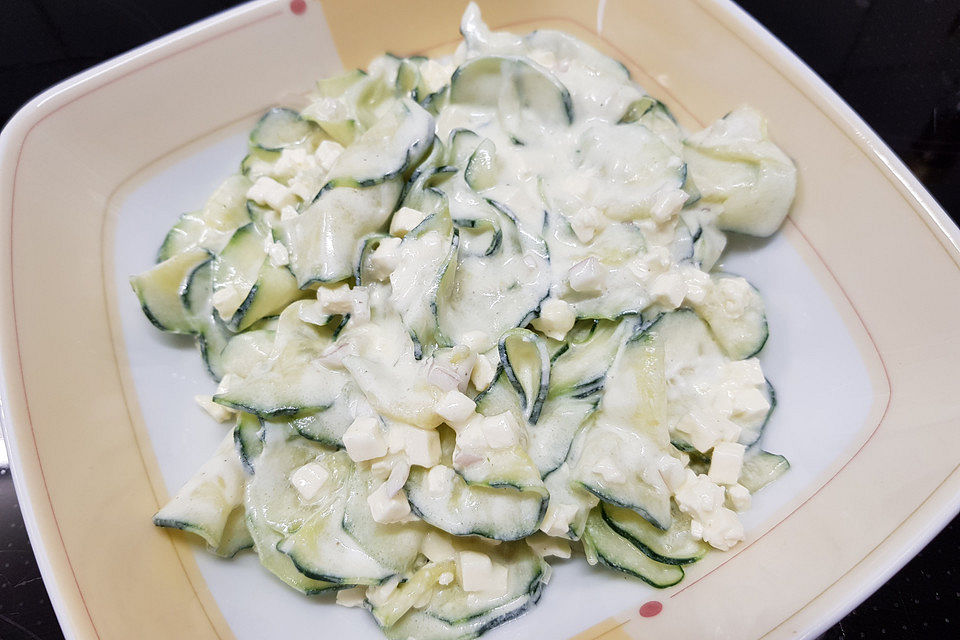 Cremiger Gurkensalat mit Feta und Sauerrahm