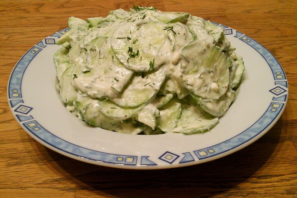 Cremiger Gurkensalat mit Feta und Sauerrahm