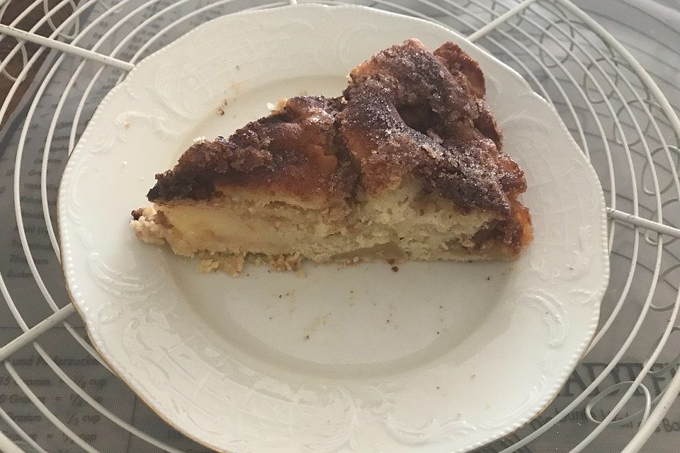 Apfelrührkuchen mit Pistazien und Calvados-Guss