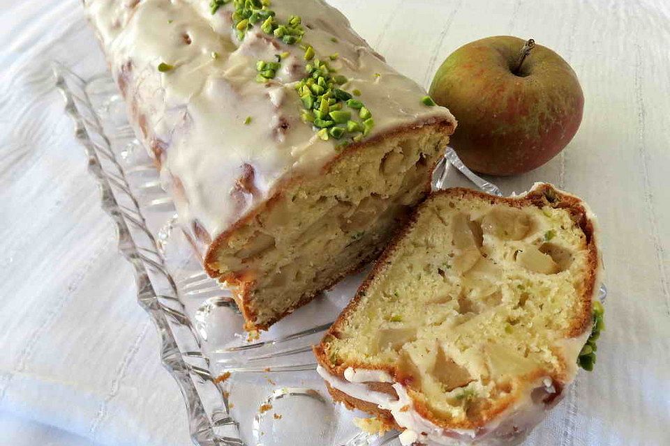 Apfelrührkuchen mit Pistazien und Calvados-Guss