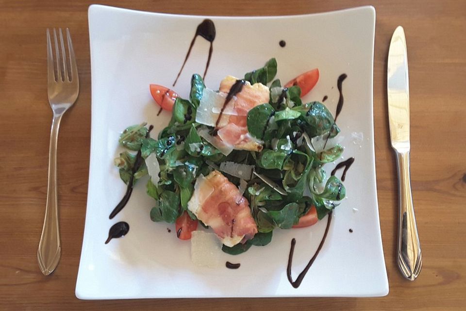 Feldsalat mit gebratenem Schafskäse im Speckmantel