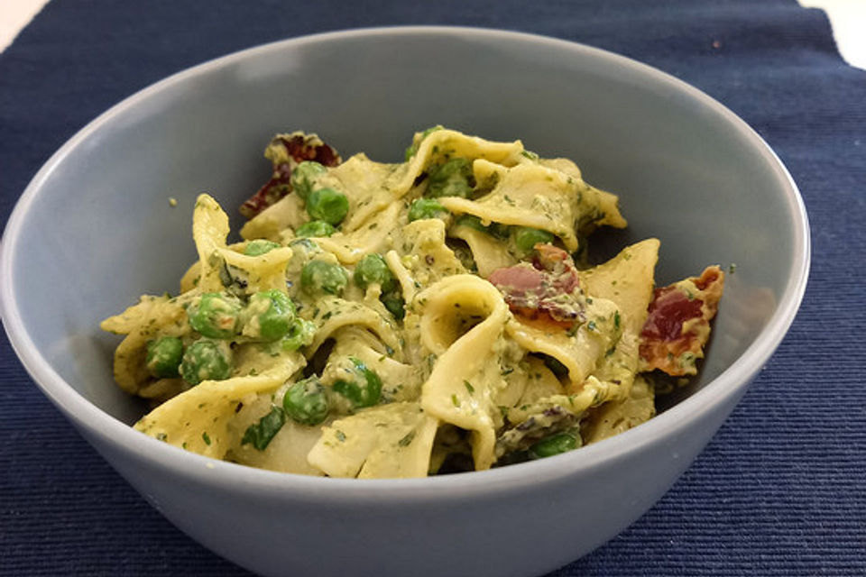 Bandnudeln mit selbstgemachtem Kräuterpesto, Erbsen und Schwarzwälder Schinken