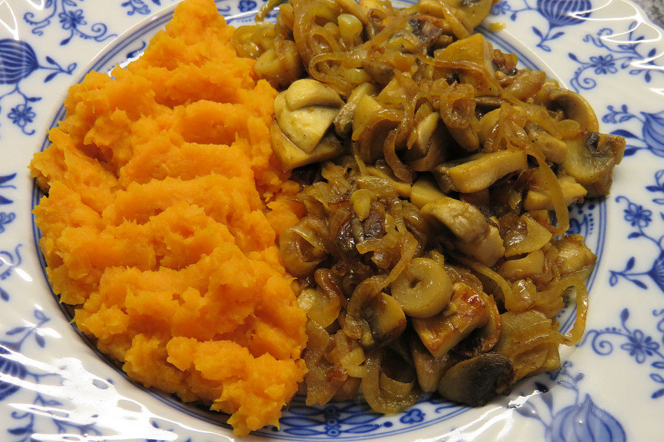 Süßkartoffelpüree mit Champignons und Zwiebeln