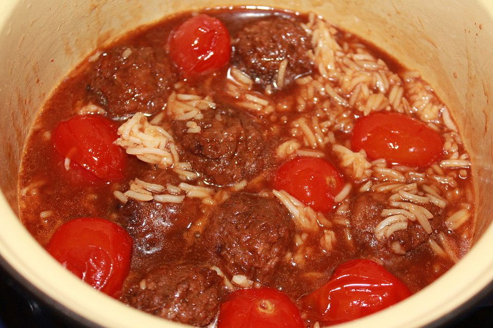 Pilzbällchen-Tomaten-Reis-Topf mit Bratensoße