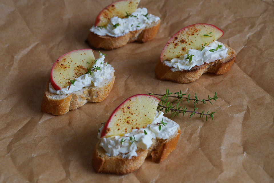 Crostini mit Ziegenfrischkäse und Zimtapfel