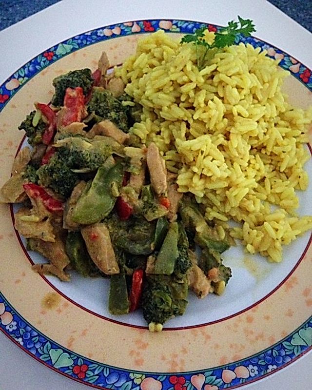 Wok-Hähnchenfleisch mit Gemüse und Curryreis